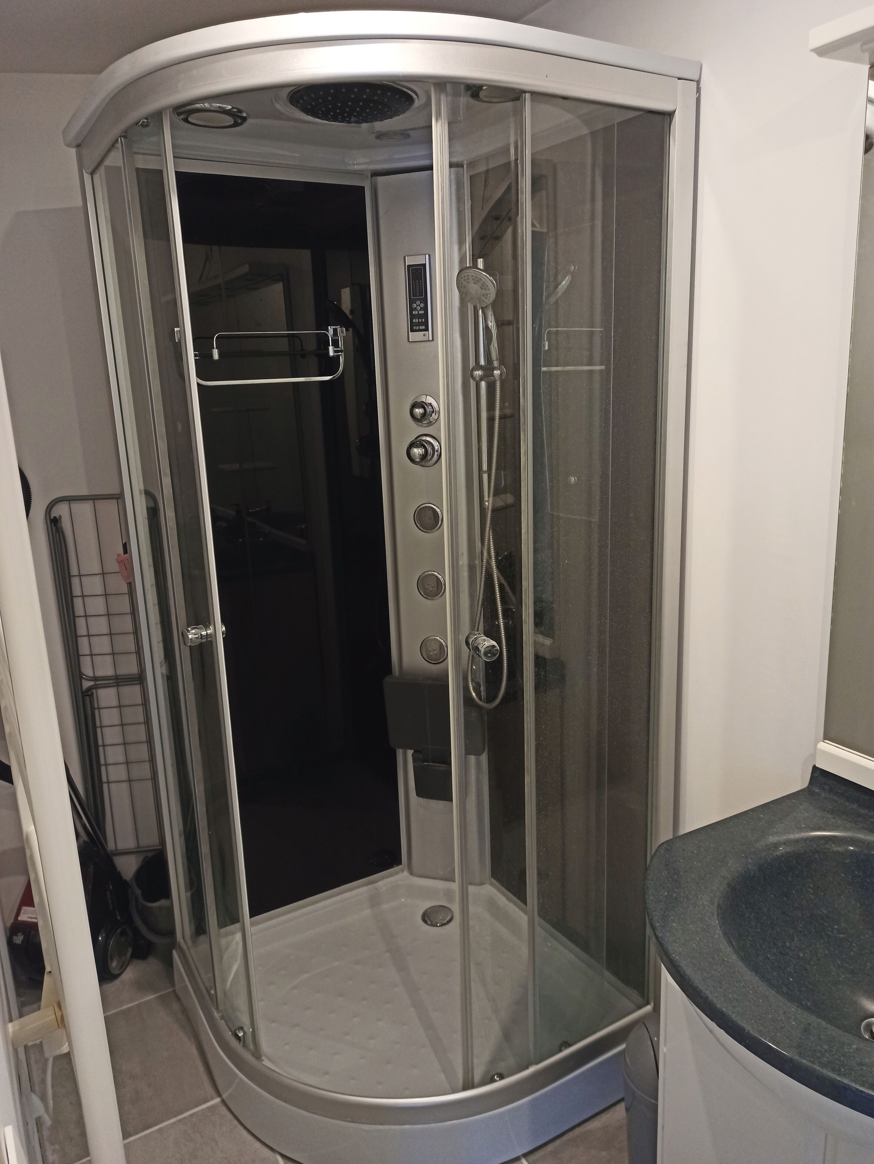 Een douche, een haardroger, toiletpapier