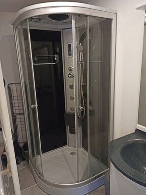 淋浴設備、風筒、廁紙