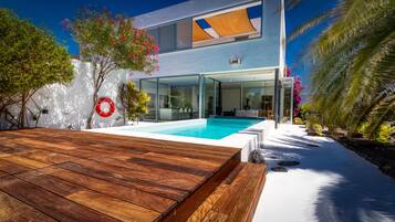 Een buitenzwembad, een verwarmd zwembad