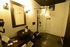 Deluxe Room | Bathroom | Shower, rainfall showerhead, free toiletries, hair dryer - Perla Cappadocia (Göreme)