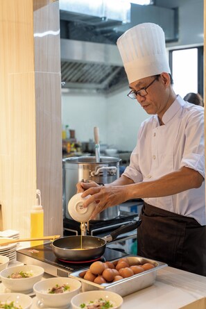 Mini-fridge, paper towels, dining tables - Ruby Star Hotel Da Nang (Da Nang)