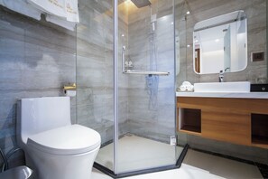 Regadera tipo lluvia y amenidades de baño de diseñador 