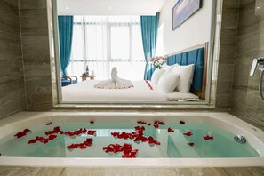 Rainfall showerhead, designer toiletries, hair dryer, slippers - Ruby Star Hotel Da Nang (Da Nang)