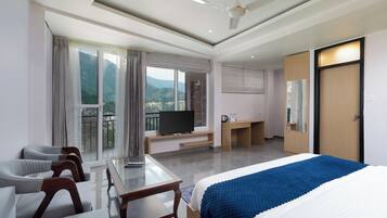 Firemannsrom – familie | Oppholdsområde | En 32-tommers smart-TV med Parabol-TV samt TV