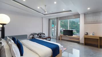 Habitación cuádruple familiar | Escritorio, espacio para trabajar con un portátil, camas supletorias