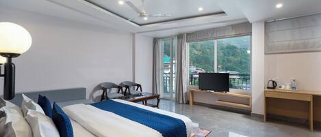 Desk, laptop workspace, rollaway beds, free WiFi