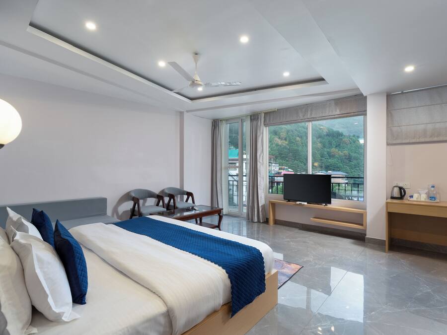 Family Quadruple Room | Desk, laptop workspace, rollaway beds, free WiFi