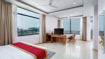 Escritorio, espacio para trabajar con un portátil, camas supletorias