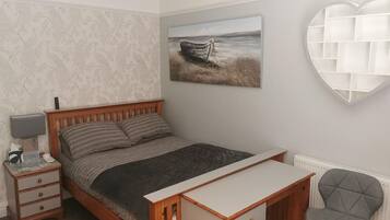 1 bedroom, bed sheets