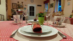 Frukost enligt egen bestÀllning varje dag (EUR 1 per person)