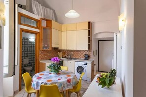 Refrigerador, horno, cafetera y tetera y utensilios de cocina