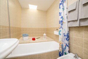 Baignoire, sĂšche-cheveux