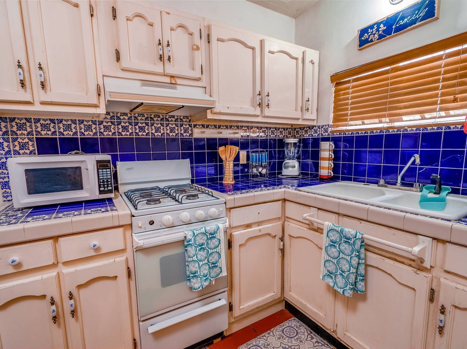 Fridge, microwave, oven, coffee/tea maker