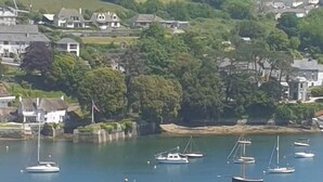 Un pueblo costero con casas y barcos en el agua.