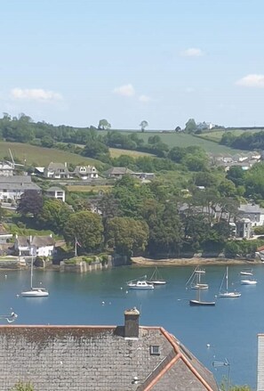 Marina - Modern open plan house, sea views and hot tub (Falmouth)