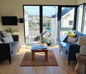 Smart TV - Modern open plan house, sea views and hot tub (Falmouth)