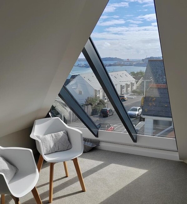 Interior - Modern open plan house, sea views and hot tub (Falmouth)