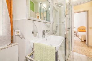 Douche, sèche-cheveux, bidet, serviettes fournies