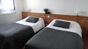 Twin Room | Minibar, in-room safe, desk, laptop workspace