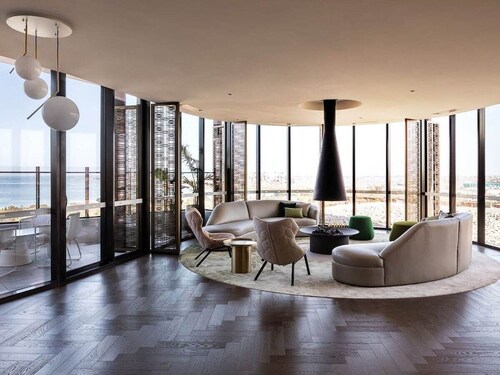 Deluxe Sanctuary with Amazing Views and 2 Parking Spaces