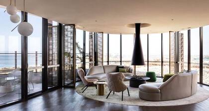 Deluxe Sanctuary with Amazing Views and 2 Parking Spaces