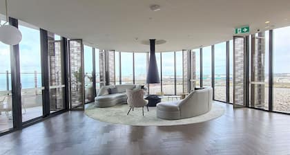 Deluxe Sanctuary with Amazing Views and 2 Parking Spaces