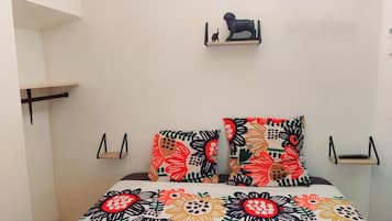 2 slaapkamers, een bureau, een strijkplank/strijkijzer, gratis wifi