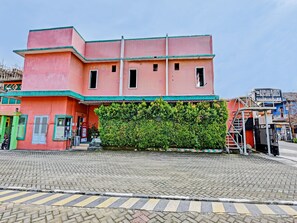 Front of property - SPOT ON 91376 Hotel Bintang Flores (Cilacap)