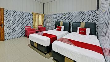 Desk, soundproofing, free WiFi, bed sheets