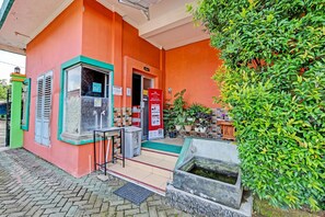 Exterior - SPOT ON 91376 Hotel Bintang Flores (Cilacap)