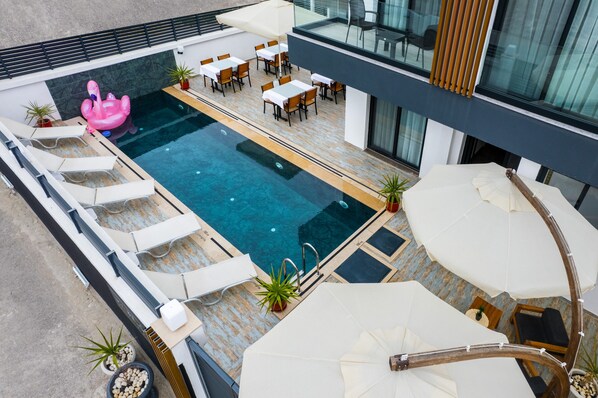 Kamar Standar, balkon, pemandangan kolam renang | Kolam renang | Kolam renang outdoor musiman