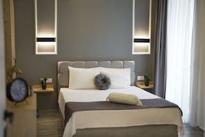 Habitación estándar, vistas a la piscina | Minibar (con algunos artículos gratuitos) y escritorio