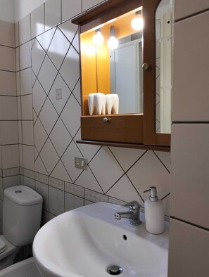 Douche, sèche-cheveux, bidet, serviettes fournies