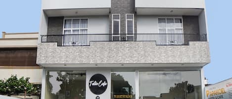 Vista frontal de la propiedad