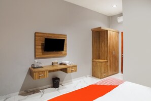 Deluxe Double Room | Desk, laptop workspace, free WiFi, bed sheets - Super OYO Capital O 92066 Papakoel Hotel & Cafe (Medan)