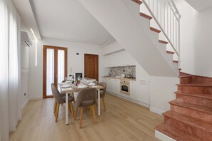Apartamento | Cocina privada | Lavavajillas, máquina de café espresso y hervidor eléctrico