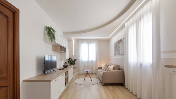 A modern living room with a flat-screen TV, a round coffee table, and a beige sofa. - 3287 Casa di Bea by Barbarhouse (Manduria)