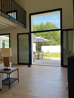 TV connectée, cheminée, écrans d'ordinateur