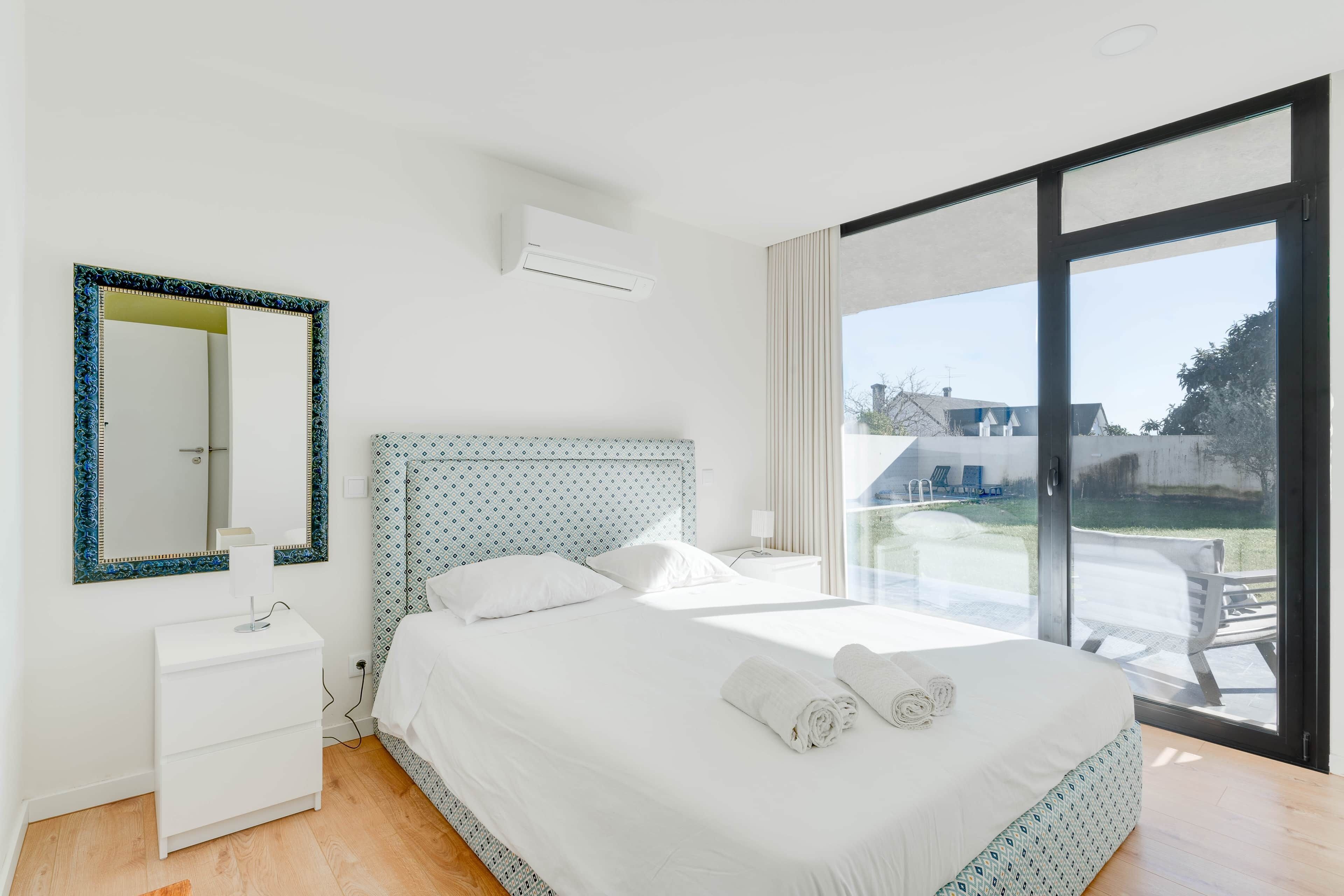 3 quartos, escrivaninha, ferros/tábuas de passar roupa