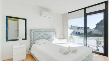 3 quartos, escrivaninha, ferros/tábuas de passar roupa