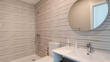 Secador de pelo, toallas, papel higiénico