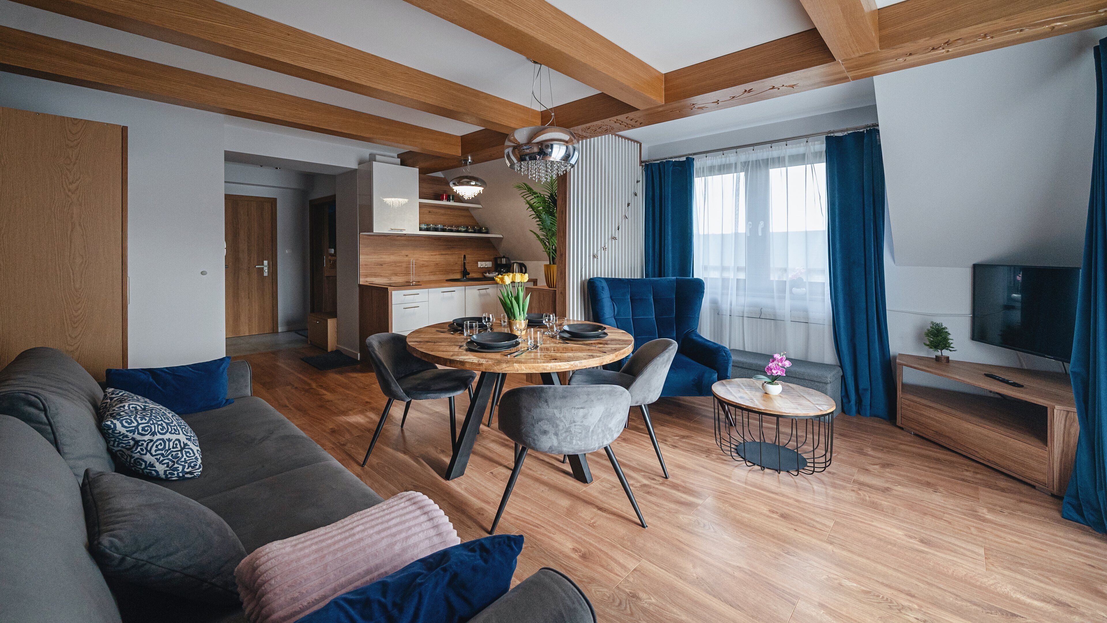 Apartment (E13) | Living area | Flat-screen TV, ping pong