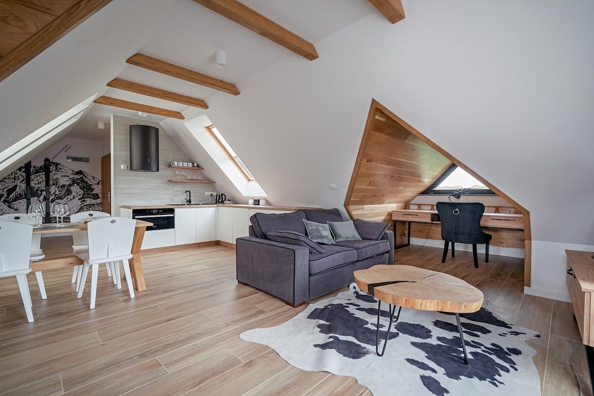 Un loft moderne comprenant une cuisine, un coin repas et un espace de vie.