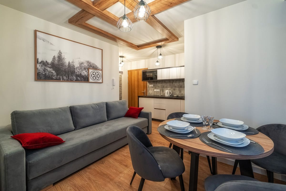 Apartment (E6) | Living area | Flat-screen TV, table tennis