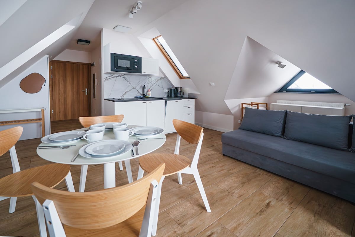 Apartment (E15) | Coin séjour | Télévision à écran plat, table de tennis de table