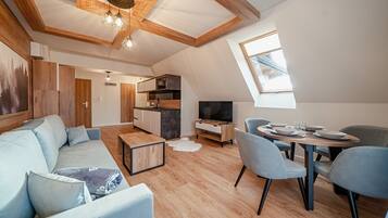 Departamento (E14) | Área de sala de estar | Televisión de pantalla plana y tenis de mesa