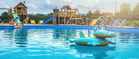 Kolam renang terbuka bermusim