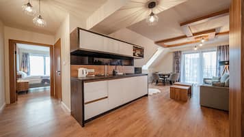 Apartment (E14) | Living area | Flat-screen TV, table tennis