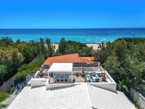 A rooftop terrace with a tiled roof, a pool, and a view of the ocean. - 3284 Villa Anita by Barbarhouse (Manduria)