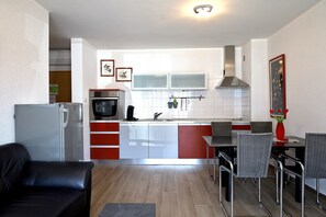 Fridge, oven, stovetop, coffee/tea maker - One bedroom apartment near the town center and the sea - Lumi (Umag)